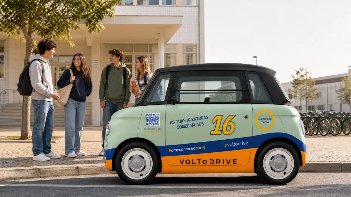 Fiat Topolino da Volto Drive à porta de uma escola, com quatro estudantes ao lado