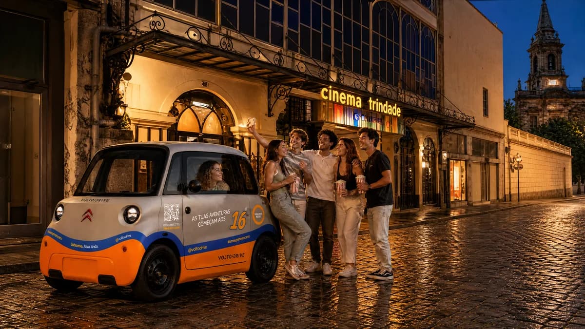 Citroën AMI da Volto Drive à porta do Cinema Trindade à noite, com um grupo de jovens a tirar uma selfie